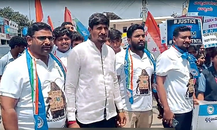 ಕಾಫಿನಾಡಿಗೂ ಕಾಲಿಟ್ಟ ‘ಕಾಕ್ರೋಚ್ ಟ್ರೆಂಡ್’: ಕಾಕ್ರೋಚ್ ಟೀ ಶರ್ಟ್ ಧರಿಸಿ NSUI ಪ್ರತಿಭಟನೆ