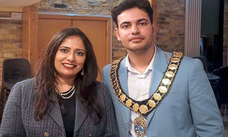 London Dreams: ಯುಕೆಯಲ್ಲಿ ಮೇಯರ್‌ ಆಗಿ ಇತಿಹಾಸ ಸೃಷ್ಟಿಸಿದ ಹರಿಯಾಣ ಮೂಲದ ತಾಯಿ-ಮಗ