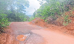 ಕೊಳಂಬೆ - ಬೈಲಬೀಡು ರಸ್ತೆ ಬಿರುಕು: ವರ್ಷ ಕಳೆದರೂ ಪರಿಹಾರವಿಲ್ಲ