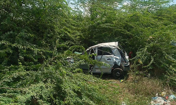 Two killed, two critically injured as car plunges into roadside ditch near Kabbur toll gate