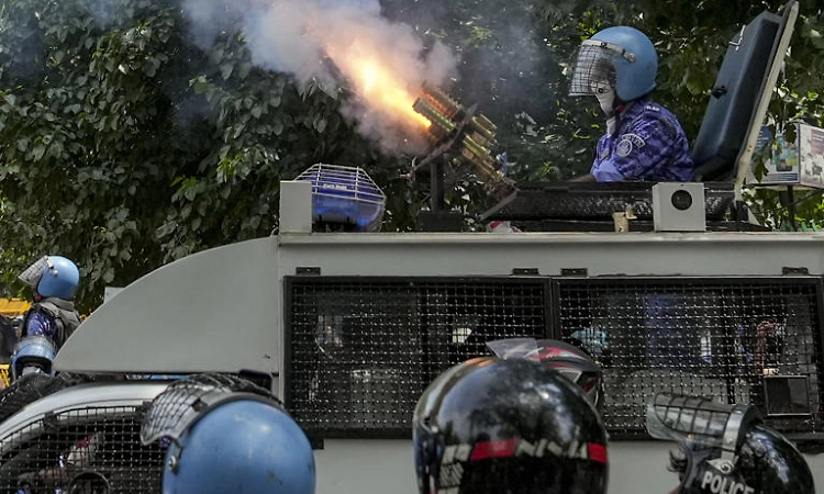 Stone-pelting at Jantar Mantar after Pradhan's resignation, 2 cops injured; forces restore order