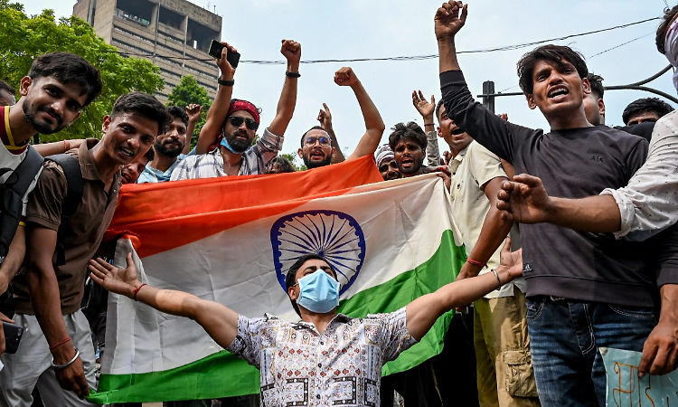 Protesting Congress, CJP workers celebrate Union Minister Pradhan's resignation