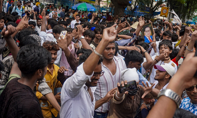 Jantar Mantar filled with chants, dance and tricolours as protesters celebrate Pradhan's resignation