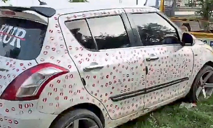 ಕಾರಿನ ಮೇಲೆ 3,400 ಕಿಸ್‌ ಮಾರ್ಕ್‌ ಹಾಕಿದ ಪ್ರೇಯಸಿ: ಪ್ರೇಮಿಗೆ ಭಾರಿ ದಂಡ ವಿಧಿಸಿದ ಪೊಲೀಸರು!