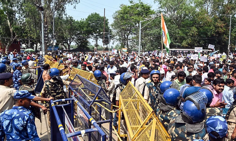 ಬಿಹಾರ:ಸಿಎಂ ನಿವಾಸಕ್ಕೆ ಮುತ್ತಿಗೆಗೆ ಯತ್ನಿಸಿದ ವಿದ್ಯಾರ್ಥಿಗಳ ಮೇಲೆ ಅಶ್ರುವಾಯು,ಲಾಠಿ ಪ್ರಹಾರ