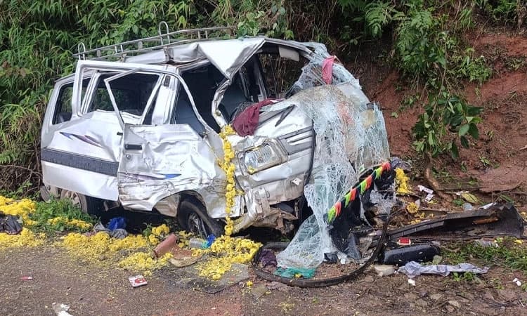 Madikeri: Four injured as private bus collides with Omni vehicle and overturns