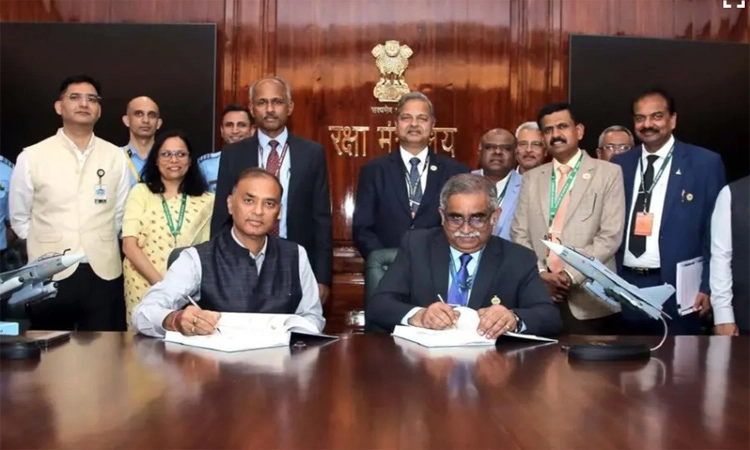 Tejas: 97 ತೇಜಸ್‌ ಯುದ್ಧ ವಿಮಾನ ಖರೀದಿಗೆ ಎಚ್‌ ಎಎಲ್‌ ಜತೆ 62,370 ಕೋ. ಒಪ್ಪಂದಕ್ಕೆ ಸಹಿ