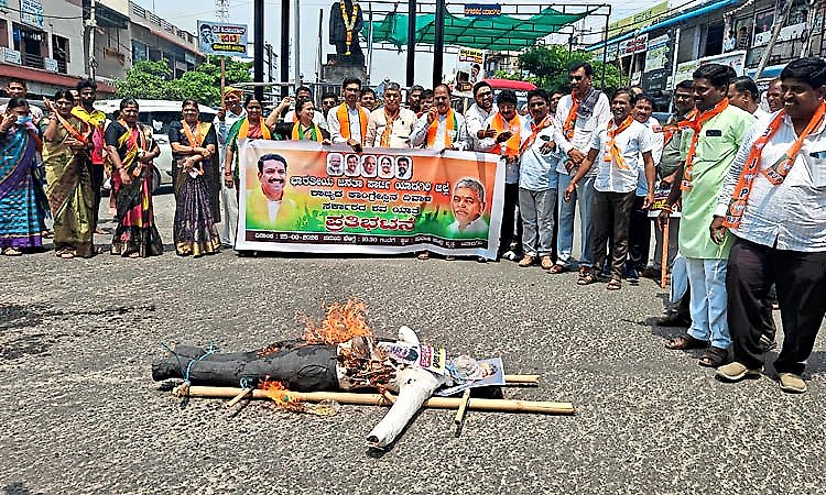 Yadgir BJP stages protest with mock funeral procession against state government