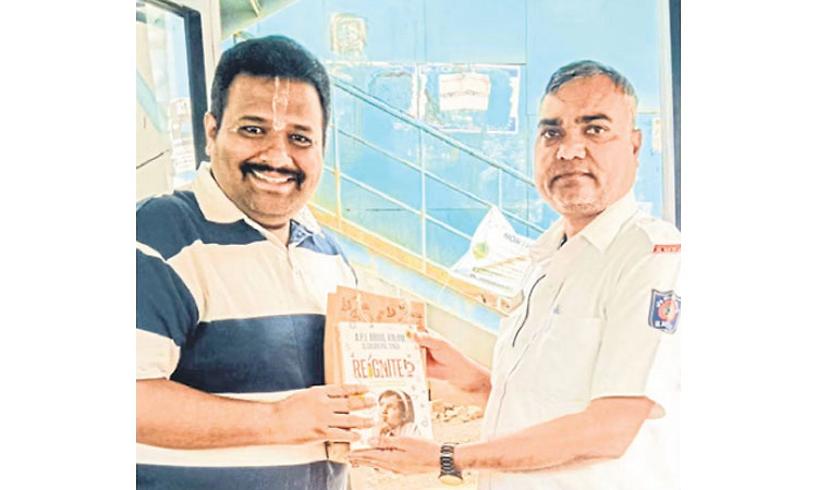 ಬಸ್‌ನಲ್ಲಿ ಬಿಟ್ಟ ಬ್ಯಾಗ್‌ ವಾಪಸ್‌ ನೀಡಿದ ನಿರ್ವಾಹಕ:ಮಗಳಿಗೆ ನೀಡಬೇಕಿದ್ದ ಉಡುಗೊರೆ ಇತ್ತು 