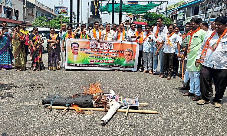 Yadgir: ರಾಜ್ಯ ಸರ್ಕಾರದ ವಿರುದ್ಧ ಬಿಜೆಪಿ ಅಣಕು ಶವಯಾತ್ರೆ