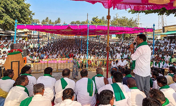 Sugarcane farmers launch indefinite protest in Karnataka, threaten statewide bandh
