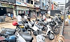 Mangaluru: Illegal footpath businesses continue despite civic chief’s deadline