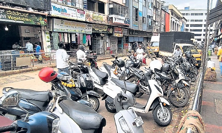 Mangaluru: Illegal footpath businesses continue despite civic chief’s deadline