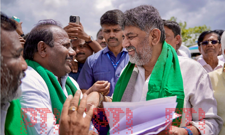 Karnataka CM to meet sugarcane farmers first amid protests over incentive demand