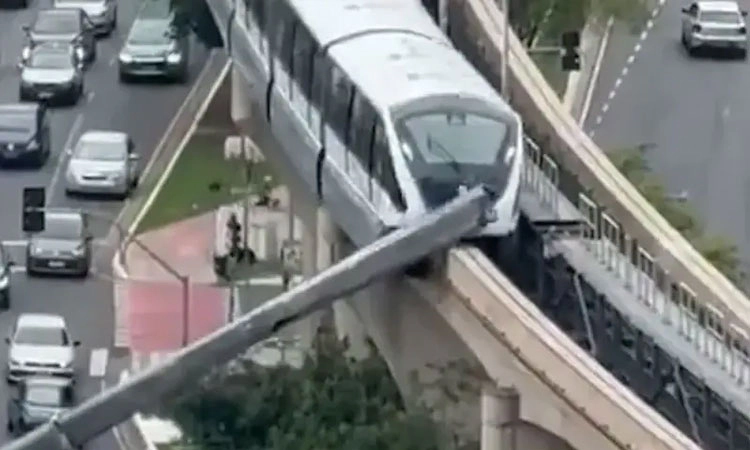 Sao Paulo: ಕ್ರೇನ್‌ಗೆ ಡಿಕ್ಕಿ ಹೊಡೆದ ಮೋನೋ ರೈಲು, ರಸ್ತೆಗೆ ಬಿದ್ದ ಅವಶೇಷಗಳು!