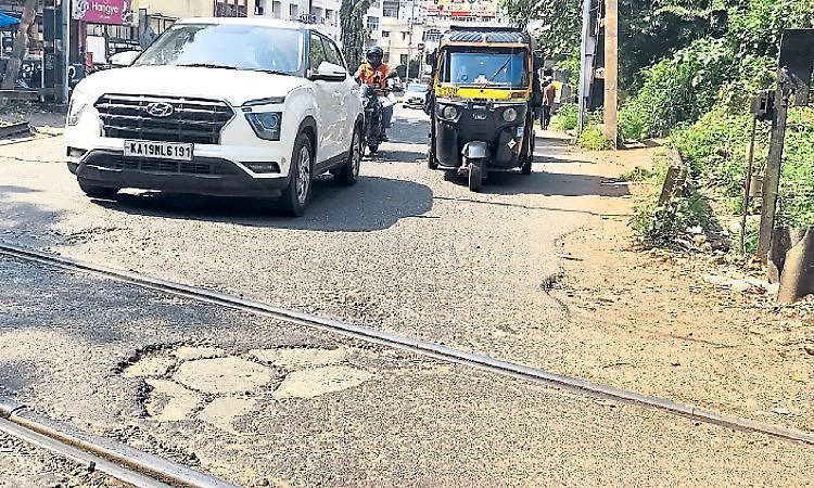 ವಾಹನ ಸಂಚಾರಕ್ಕೆ ಅಡೆತಡೆ ಹೆಚ್ಚಳ; ಅಪಘಾತ ಭೀತಿ