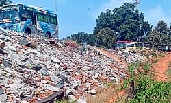 ಐಆರ್‌ಬಿ ಕರ್ಮಕಾಂಡ...  ಹೆದ್ದಾರಿ ಪಕ್ಕದಲ್ಲೇ ಶಾಲೆ ಇದ್ದರೂ 2ಕಿ.ಮೀ ಸುತ್ತಿ ಬಳಸಿ ಬರಬೇಕು