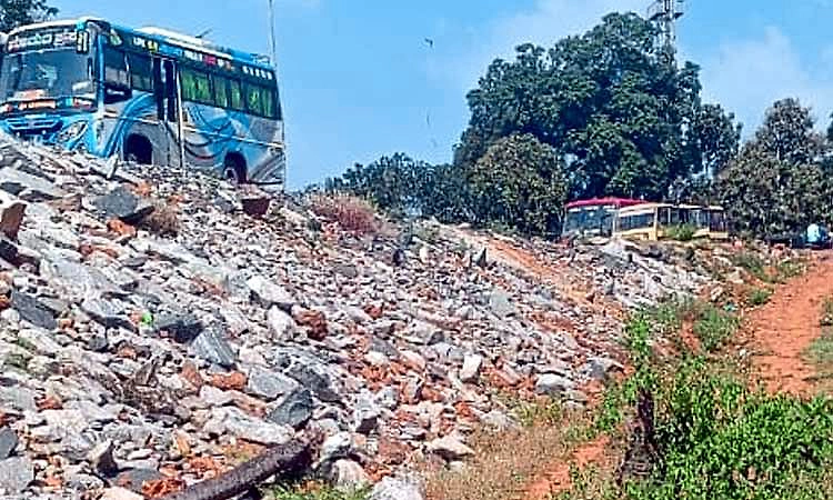 ಐಆರ್‌ಬಿ ಕರ್ಮಕಾಂಡ...  ಹೆದ್ದಾರಿ ಪಕ್ಕದಲ್ಲೇ ಶಾಲೆ ಇದ್ದರೂ 2ಕಿ.ಮೀ ಸುತ್ತಿ ಬಳಸಿ ಬರಬೇಕು