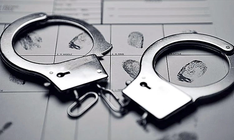 ಅಕ್ರಮ ಡ್ಯಾನ್ಸ್ ಬಾರ್ ಮೇಲೆ ದಾಳಿ: 6 ಮಂದಿ ಬಂಧನ