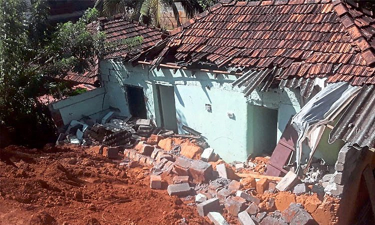 ಮೇಸ್ತ್ರಿ ನೀಡಿದ ಎಚ್ಚರಿಕೆಯಿಂದ ಮನೆ ಮಂದಿ ಪಾರು: ಆವರಣಗೋಡೆ ಕುಸಿದು ಅಡುಗೆ ಕೋಣೆ ಧ್ವಂಸ