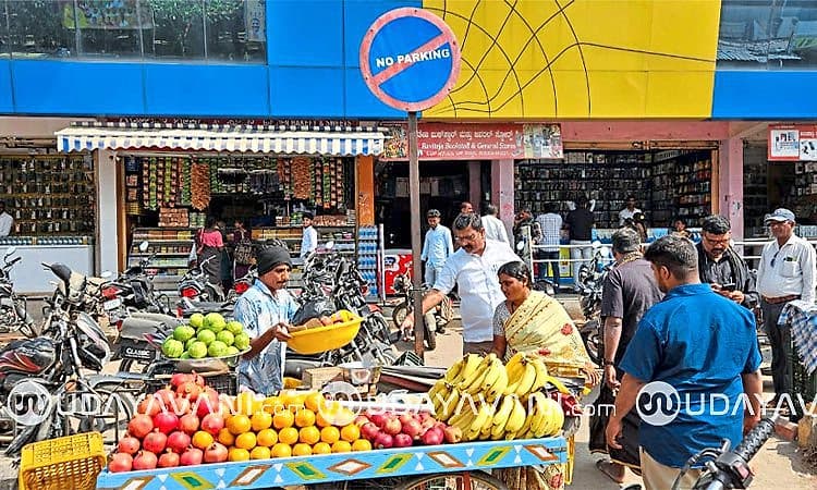 Gangavathi: ಫುಟ್ ಪಾತ್ ಒತ್ತುವರಿ ತೆರವು,ವಸ್ತುಗಳನ್ನು ನಗರಸಭೆ ವಶಕ್ಕೆ ಪಡೆಯುವ ಕಾರ್ಯಾಚರಣೆ