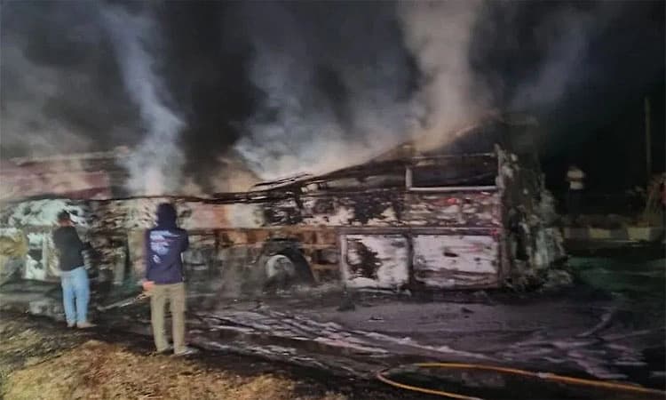 ಚಿತ್ರದುರ್ಗದಲ್ಲಿ ಹೊತ್ತಿ ಉರಿದ ಬಸ್:  12 ಕ್ಕೂ ಹೆಚ್ಚು ಮಂದಿ ಸಜೀವ ದಹನ