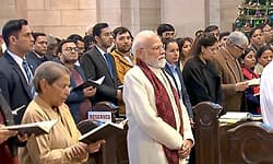 ದಿಲ್ಲಿಯ ಚರ್ಚ್‌ನಲ್ಲಿ ಕ್ರಿಸ್‌ಮಸ್ ಸಂಭ್ರಮ: ಪ್ರಾರ್ಥನೆಯಲ್ಲಿ ಪಾಲ್ಗೊಂಡ ಪ್ರಧಾನಿ ಮೋದಿ