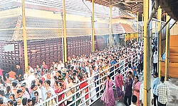 Heavy rush at coastal temples during long holiday weekend