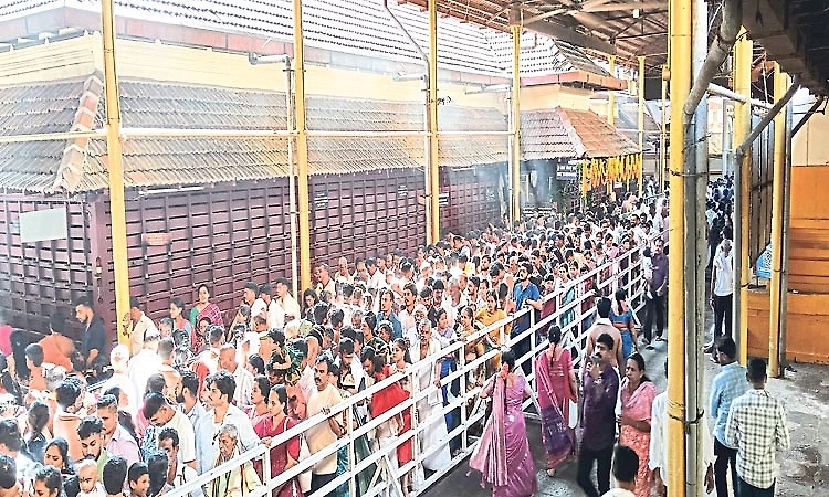 Heavy rush at coastal temples during long holiday weekend