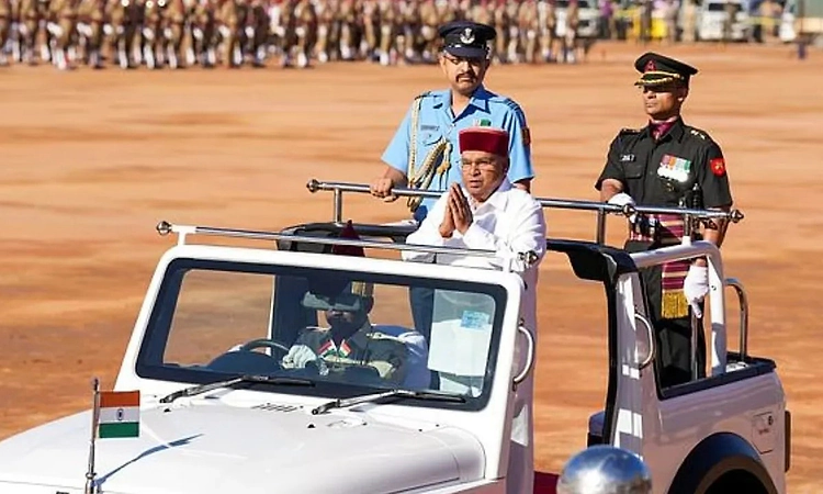 Karnataka Guv Gehlot unfurls national flag on 77th Republic Day