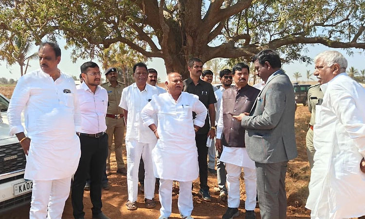 ಹಾವೇರಿ; ಮರಳು ಕದಿಯೋದು ನಿಮಗೆ ಗೊತ್ತಾಗಲ್ವಾ?: ಅಧಿಕಾರಿಗಳ ವಿರುದ್ಧ ಸಚಿವ ಕಿಡಿ