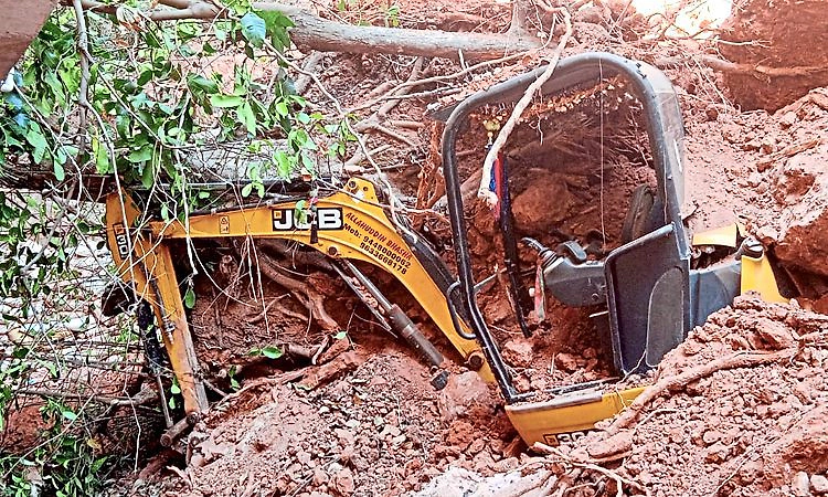 Mangaluru: ಗುಡ್ಡ ಜರಿತ; ಮಣ್ಣಿನಡಿ ಸಿಲುಕಿದ ಜೆಸಿಬಿ