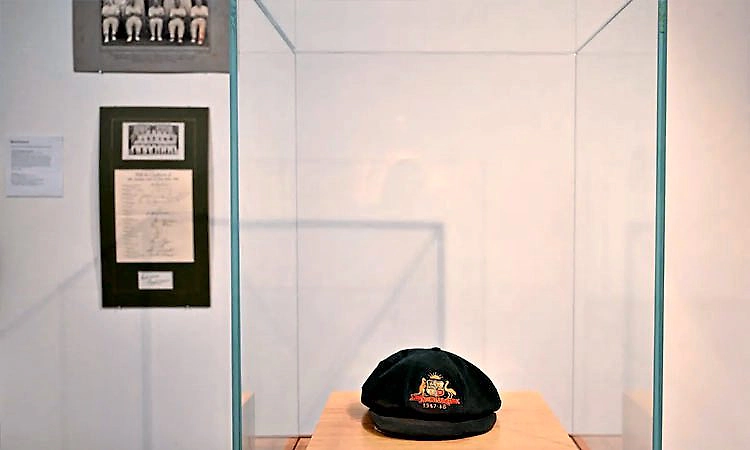 ಬ್ಯಾಡ್ಮನ್ ಧರಿಸಿದ್ದ ಬ್ಯಾಗಿ ಗ್ರೀನ್‌ ಕ್ಯಾಪ್‌ 4.20 ಕೋಟಿಗೆ ಬಿಕರಿ   