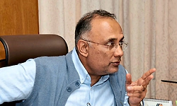 Mangaluru: ರಾಜ್ಯಪಾಲರು ಕೇಂದ್ರದ ಕಪಿಮುಷ್ಠಿಯಲ್ಲಿದ್ದಾರೆ: ಸಚಿವ ದಿನೇಶ್ ಗುಂಡೂರಾವ್