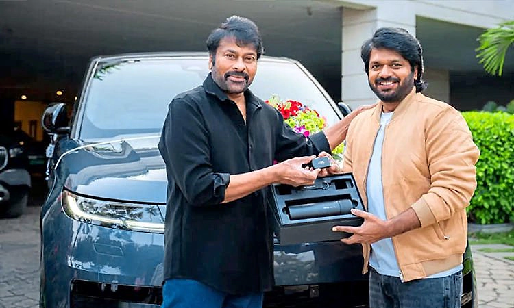 ಬ್ಲಾಕ್‌ ಬಸ್ಟರ್‌ ಹಿಟ್‌ ಕೊಟ್ಟ ನಿರ್ದೇಶಕನಿಗೆ ದುಬಾರಿ ಕಾರು ಗಿಫ್ಟ್‌ ಕೊಟ್ಟ ಮೆಗಾಸ್ಟಾರ್‌ 