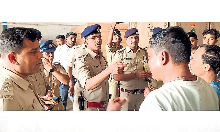 ಅಕ್ರಮ 10 ಬಾಂಗ್ಲಾ ನಿವಾಸಿಗಳು ವಶಕ್ಕೆ