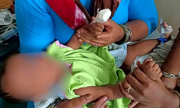 ಡ್ರಿಪ್ಸ್ ತೆಗೆಯುವಾಗ 6 ತಿಂಗಳ ಮಗುವಿನ ಕೈ ಬೆರಳು ಕತ್ತರಿಸಿದ ನರ್ಸ್