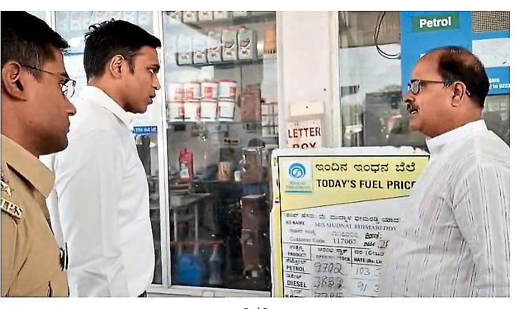 Dc visits petrol bunks in yadgir amid shortage rumours