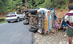 Several injured as goods vehicle overturns at Charmadi Ghat