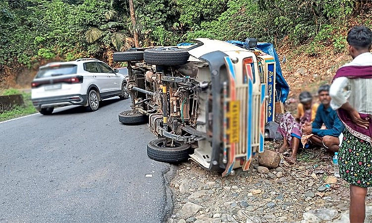 Several injured as goods vehicle overturns at Charmadi Ghat