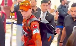 IPL 2026: ಜೈಪುರದಲ್ಲಿ ಭದ್ರತಾ ವೈಫಲ್ಯ: ಅಭಿಷೇಕ್‌ ಶರ್ಮಾ ಕೈ ಹಿಡಿದೆಳೆದ ಹುಡುಗಿ!