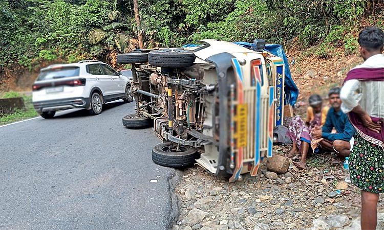 ಚಾರ್ಮಾಡಿ ಘಾಟ್‌ನಲ್ಲಿ ಗೂಡ್ಸ್ ವಾಹನ ಪಲ್ಟಿ, ಹಲವರಿಗೆ ಗಾಯ