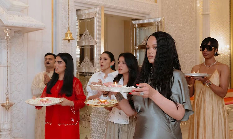 Mumbai; ಅಂಬಾನಿ ನಿವಾಸ ಆಂಟಿಲಿಯಾದಲ್ಲಿ ರಿಹಾನ್ನಾ ಪೂಜೆ,ನೃತ್ಯ!