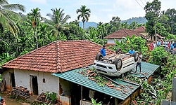 Sullia: ಮನೆ ಮಾಡಿಗೆ ಬಿದ್ದ ಕಾರು; ಚಾಲಕ ಅಪಾಯದಿಂದ ಪಾರು