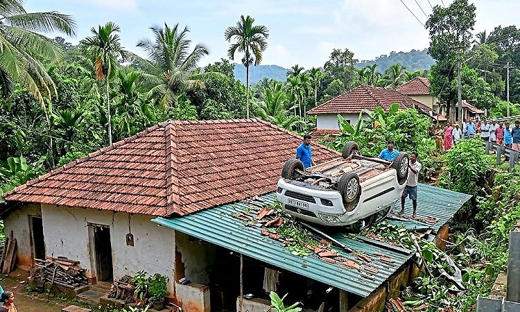 Sullia: ಮನೆ ಮಾಡಿಗೆ ಬಿದ್ದ ಕಾರು; ಚಾಲಕ ಅಪಾಯದಿಂದ ಪಾರು