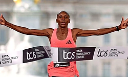 ಲಂಡನ್ ಮ್ಯಾರಥಾನ್: 2 ಗಂಟೆಗಳೊಳಗೆ ಗಡಿ ದಾಟಿ ಕೀನ್ಯಾದ ಸಬಾಸ್ಟಿಯನ್ ವಿಶ್ವ ದಾಖಲೆ   