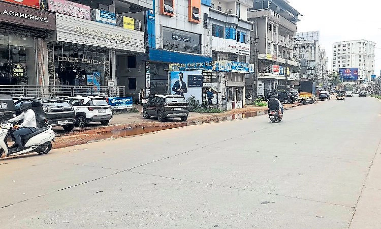 Udupi: Lack of bus shelters at Kadiyali causes hardship for commuters