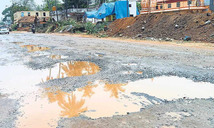 Commuting turns challenging on Pandubettu-Malpe road