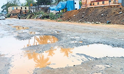 ಪಂದುಬೆಟ್ಟು-ಮಲ್ಪೆ ರಸ್ತೆಯಲ್ಲಿ ಸಂಚಾರವೇ ಸವಾಲು