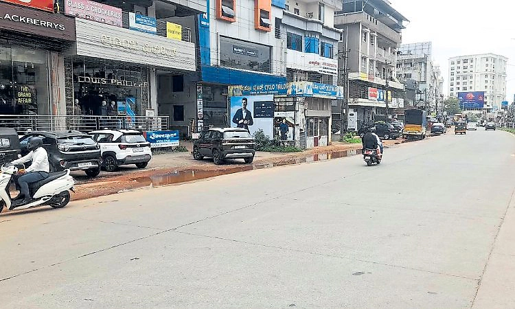 Udupi: ಕಡಿಯಾಳಿಯಲ್ಲಿ ಪ್ರಯಾಣಿಕರ ತಂಗುದಾಣವೇ ಇಲ್ಲ
